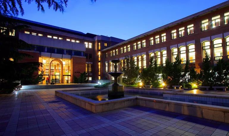 学院图书馆周边绿化配置